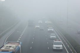 Hà Nội đặc quánh sương mù từ sáng tới trưa, bật đèn pha mới thấy đường